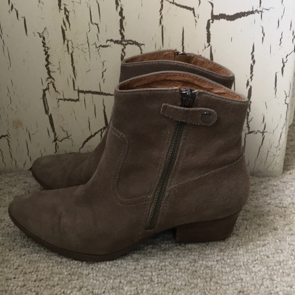 Soffit suede ankle booties